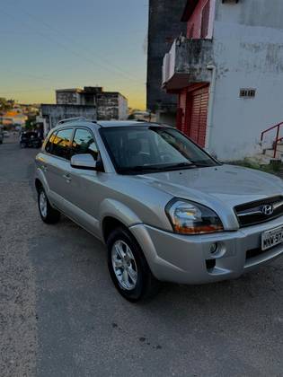HYUNDAI TUCSON 2.0 MPFI GLS 16V 143CV 2WD GASOLINA 4P AUTOMÁTICO HYUNDAI TUCSON 2.0 MPFI GLS 16V 143CV 2WD GASOLINA 4P AUTOMÁTICO